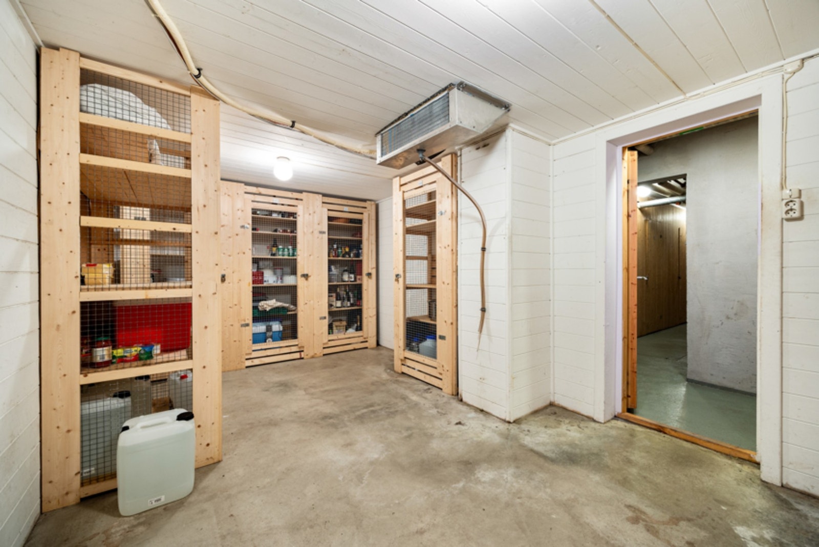 Boligblokken er bygget med ekstra gode kvaliteter som høyere takhøyde, store vindusflater, egne garasjer, kjølerom og pen teglsteins fasade. Galleribilde