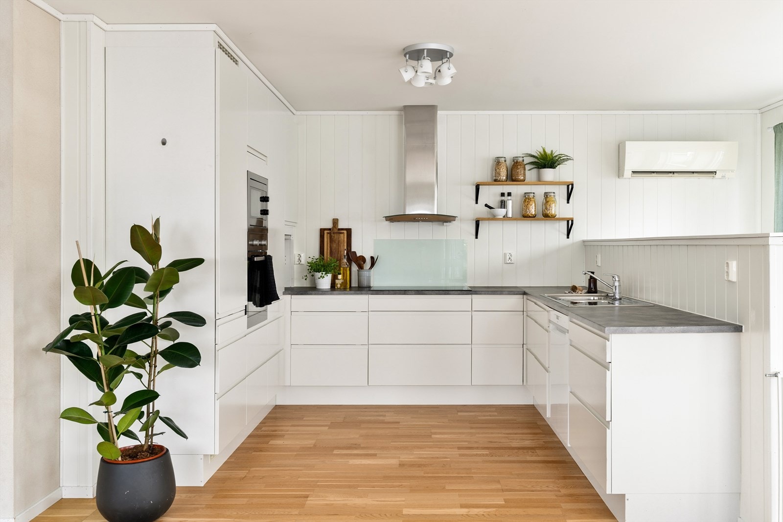 Kjøkkenet er levert av kvalitetsleverandøren Sigdal og har alt av hvitevarer integrert og inkludert i handelen. Galleribilde