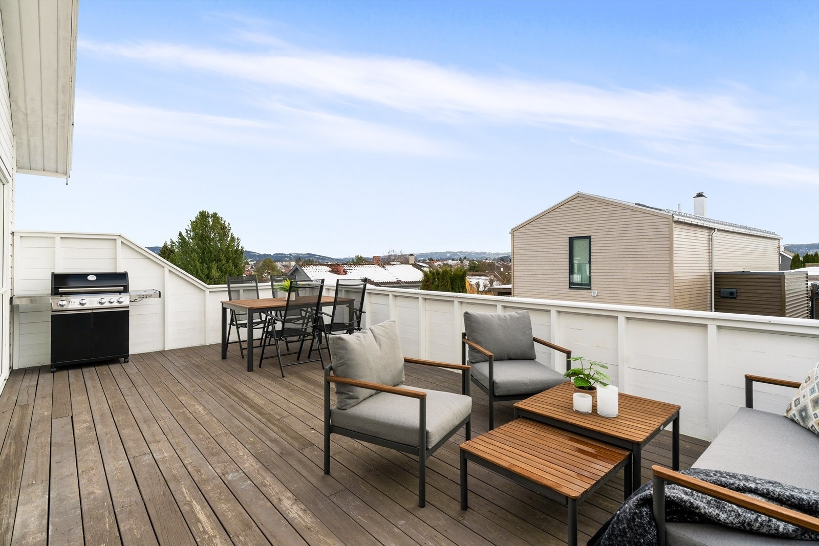 Verandaen måler til hele 27m² og ligger perfekt til med tanke på solgangen. På sommerstid har man sola fra rundt kl. 08 til kl. 20. Galleribilde