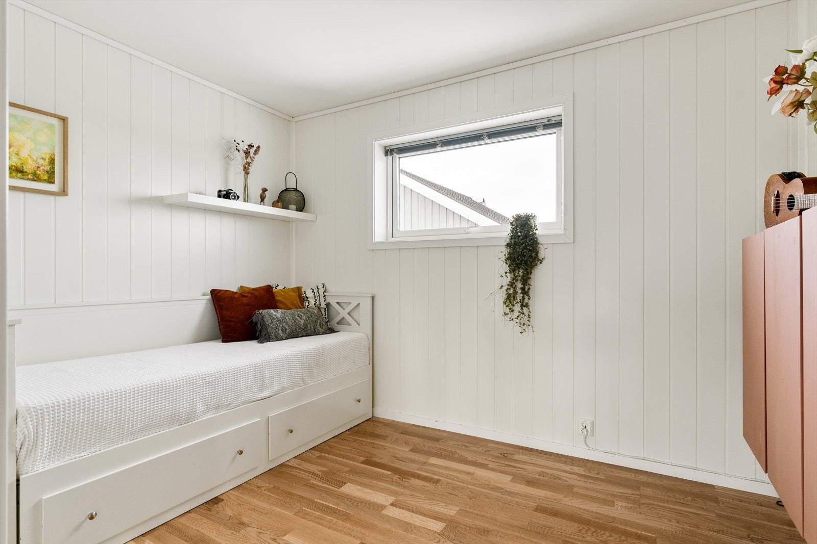 Det tredje soverommet ligger i andre etasje. Dette er på 8 kvm. Herifra er det tilgang til bortsettloft som strekker seg over hele etasjen med massevis av god lagringsplass. Galleribilde