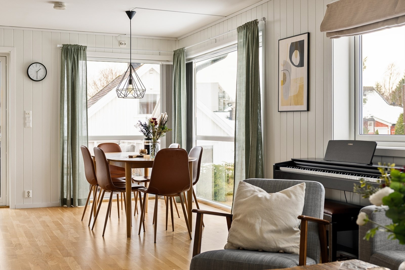 Ekstra store vinduer som går helt ned til gulvhøyde sørger for rikelig med naturlig lysinnslipp i boligen. Galleribilde