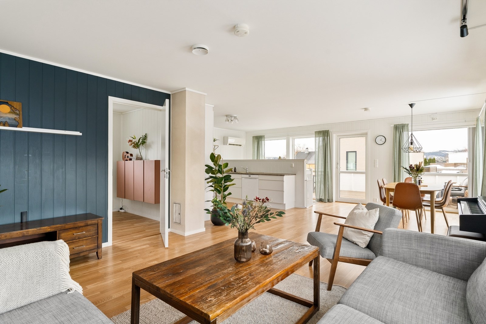 Praktisk varmepumpe i trappeløpet sørger for jevn oppvarming på vinterstid og holder boligen sval på sommerstid. Det er også pipeløp slik at man kan sette inn peis om ønskelig. Galleribilde