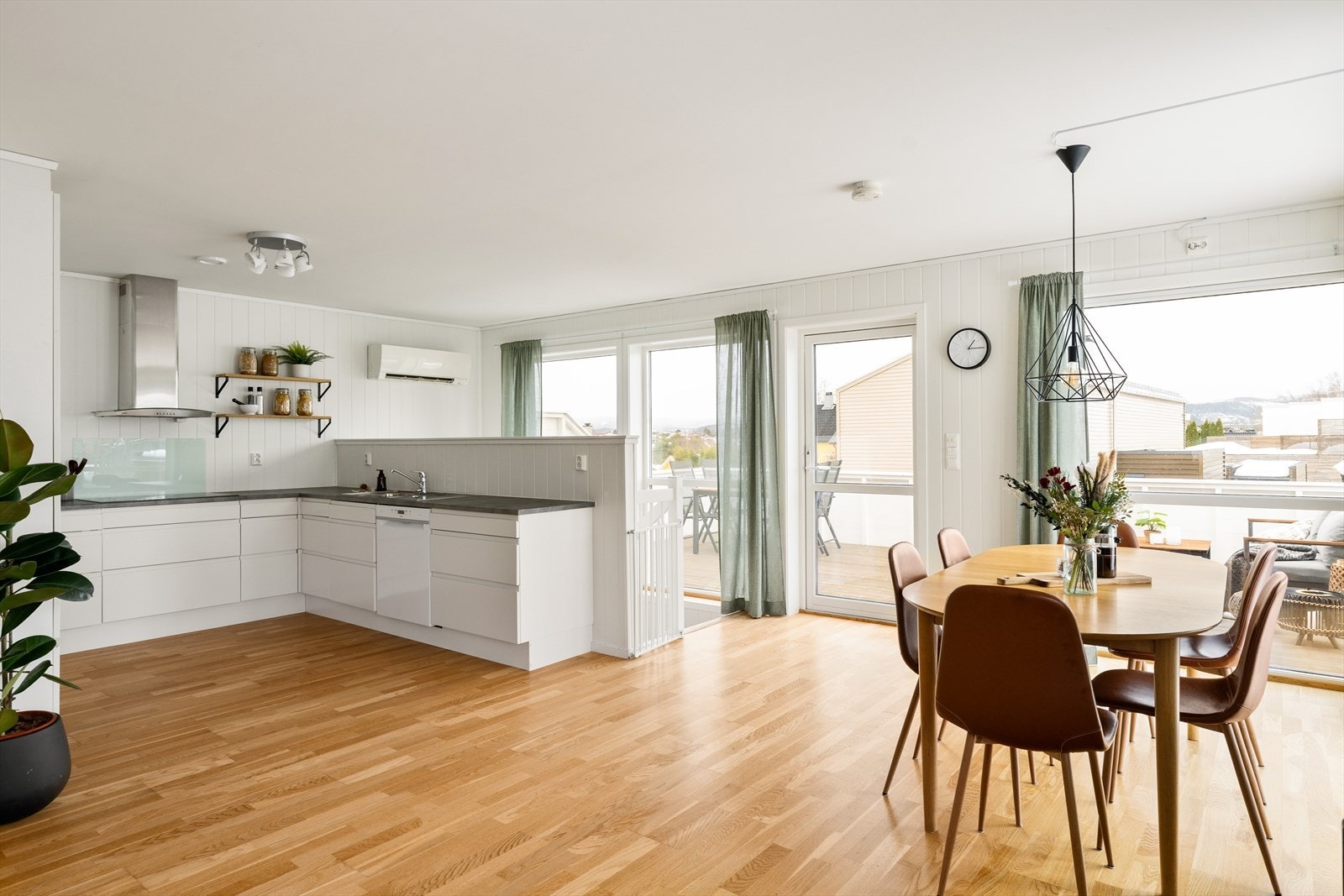 Kjøkkenet ligger i en fin forlengelse av stuen, sammen danner det et åpent og sosialt oppholdsrom. Galleribilde