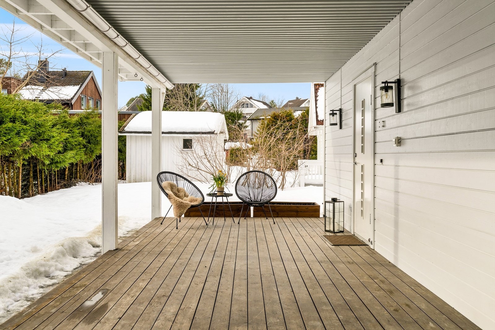 Overbygget og skjermet inngangsparti. Man eier også hagearealet rundt her som gir massevis av boltreplass til store og små. Galleribilde