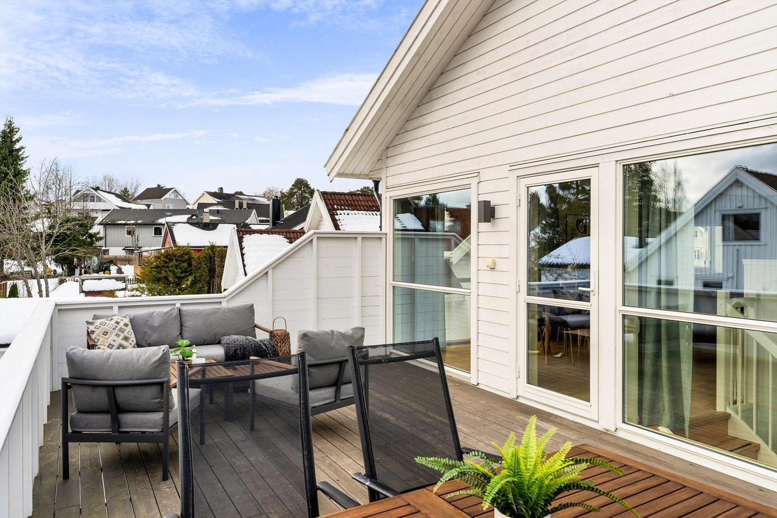 Den gode størrelsen gir plass til grill, sittegrupper og solplasser. Galleribilde