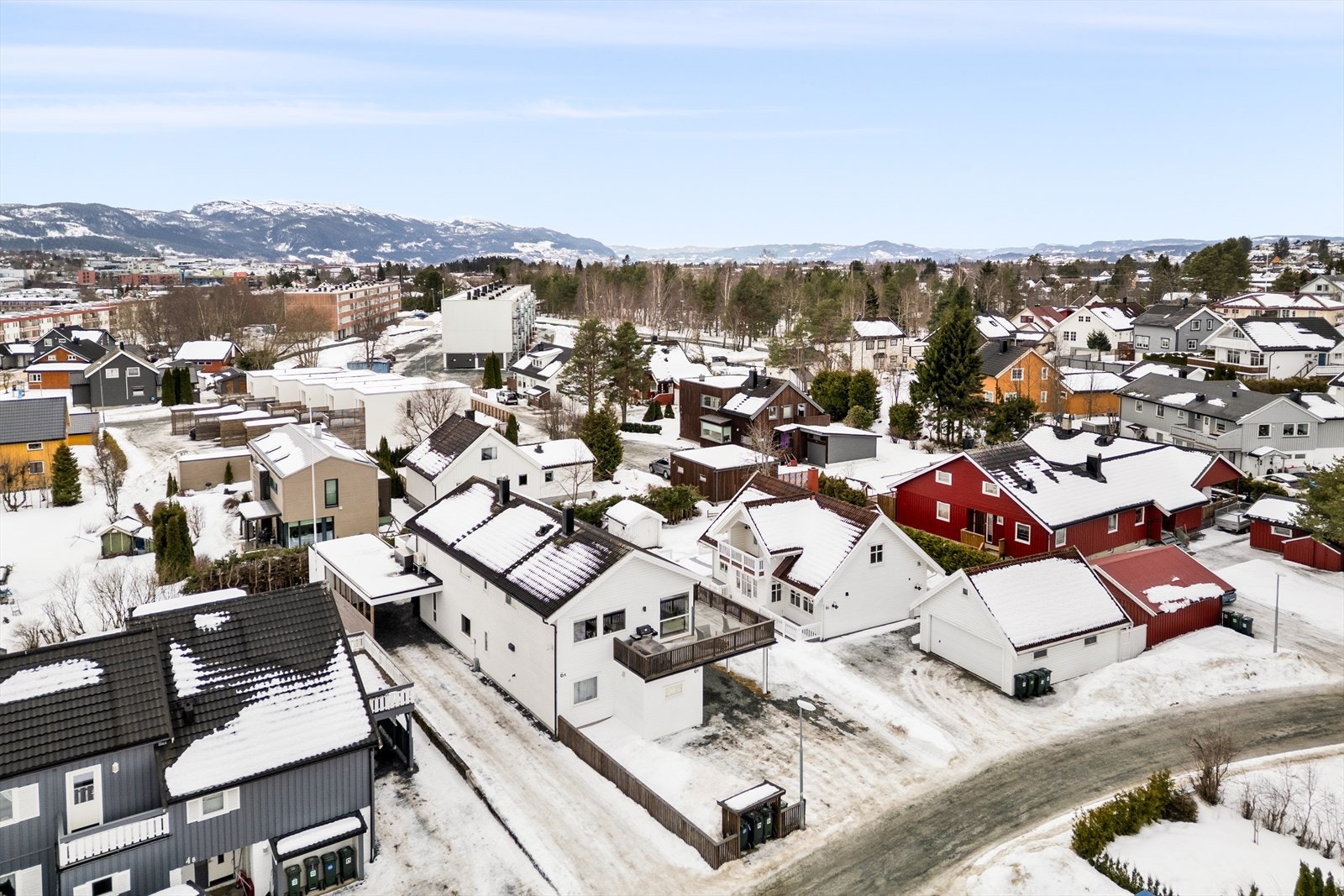 Boligen passer perfekt for barnefamilien som ønsker å bosette seg i et trygt og veletablert nabolag. Velkommen til en hyggelig visningsopplevelse! Galleribilde
