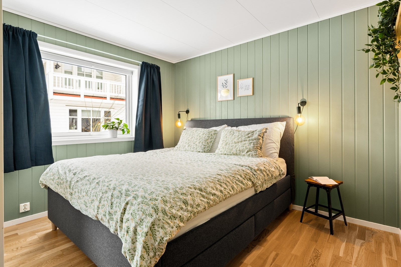 Hovedsoverommet er av god størrelse og måler 11.3 kvm. Skyvedørsgarderobe medfølger handelen. Galleribilde