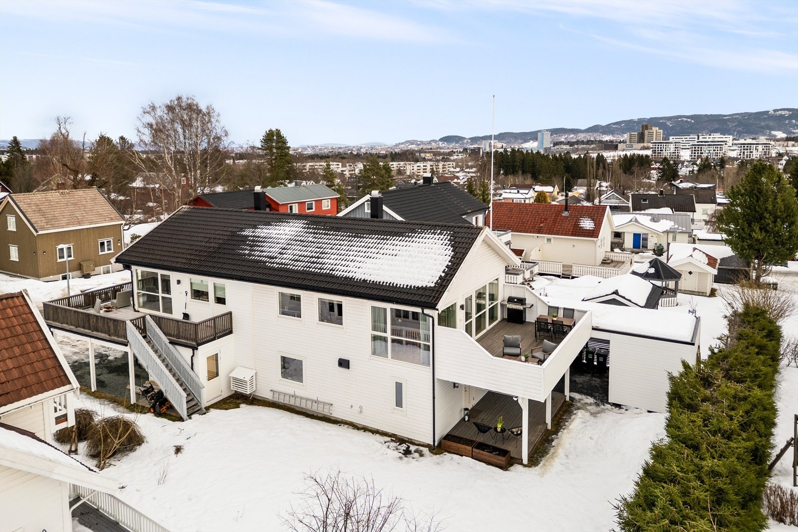 Nordvik Bolig ved Thomas Kvålsvoll ønsker velkommen til Holtvegen 6A! (Fotograf: Max Stenberg) Galleribilde