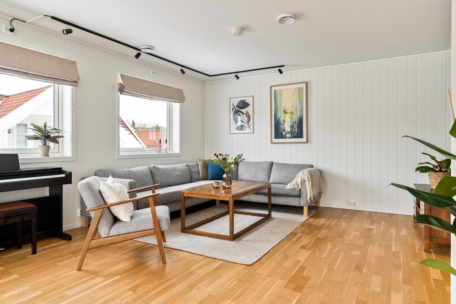 Boligens hovedoppholdsrom oppleves som lyst og romslig. Gulvene er belagt med lun 3-stavs parkett. Galleribilde