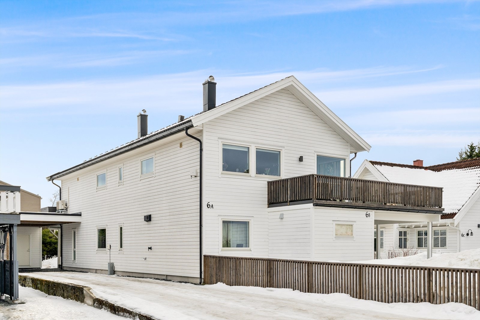 Holtvegen 6A byr på flere oppstillingsplasser for bil, både på egen gårdsplass og under carport. Galleribilde