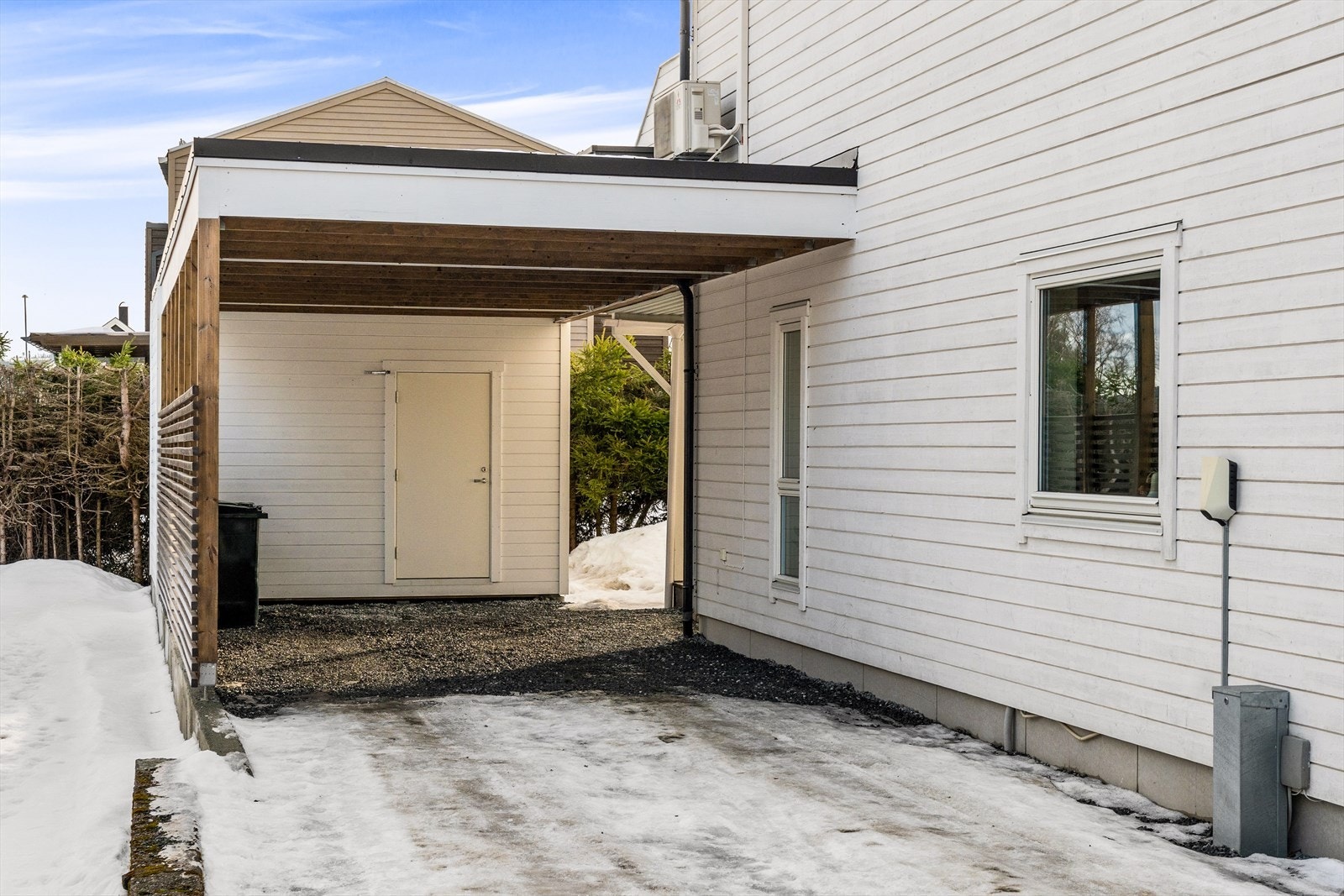 Det er lagt opp lader til elbil. Rikelig med lagringsplass i sportsbod i bakkant av carporten med gode hylle- og oppbevaringsløsninger. Galleribilde