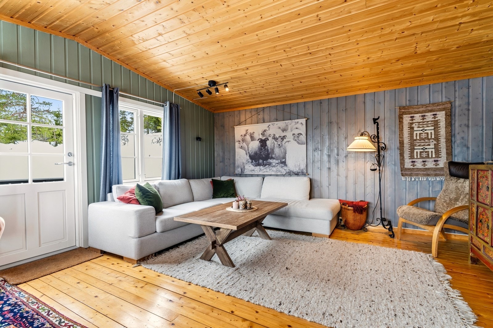 Stue og spisestue har gode lysforhold som gir rommet en luftig og åpen atmosfære. Vinduene i hytta og balkongdør er byttet i 2019. Ett vindu på nordvegg er ikke byttet, men vinduet er kjøpt inn og vil medfølge ved salg. Galleribilde