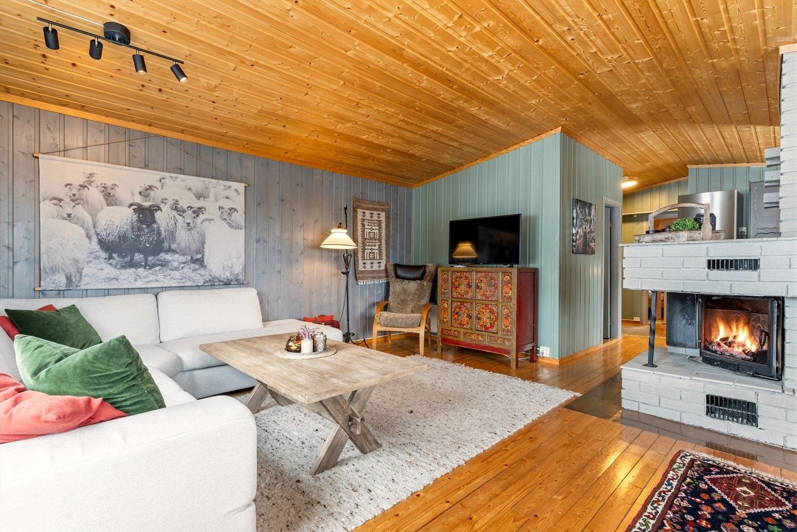 Stua fremstår som et lunt og hyggelig oppholdsrom med god plass til både sofagruppe og samvær. Galleribilde