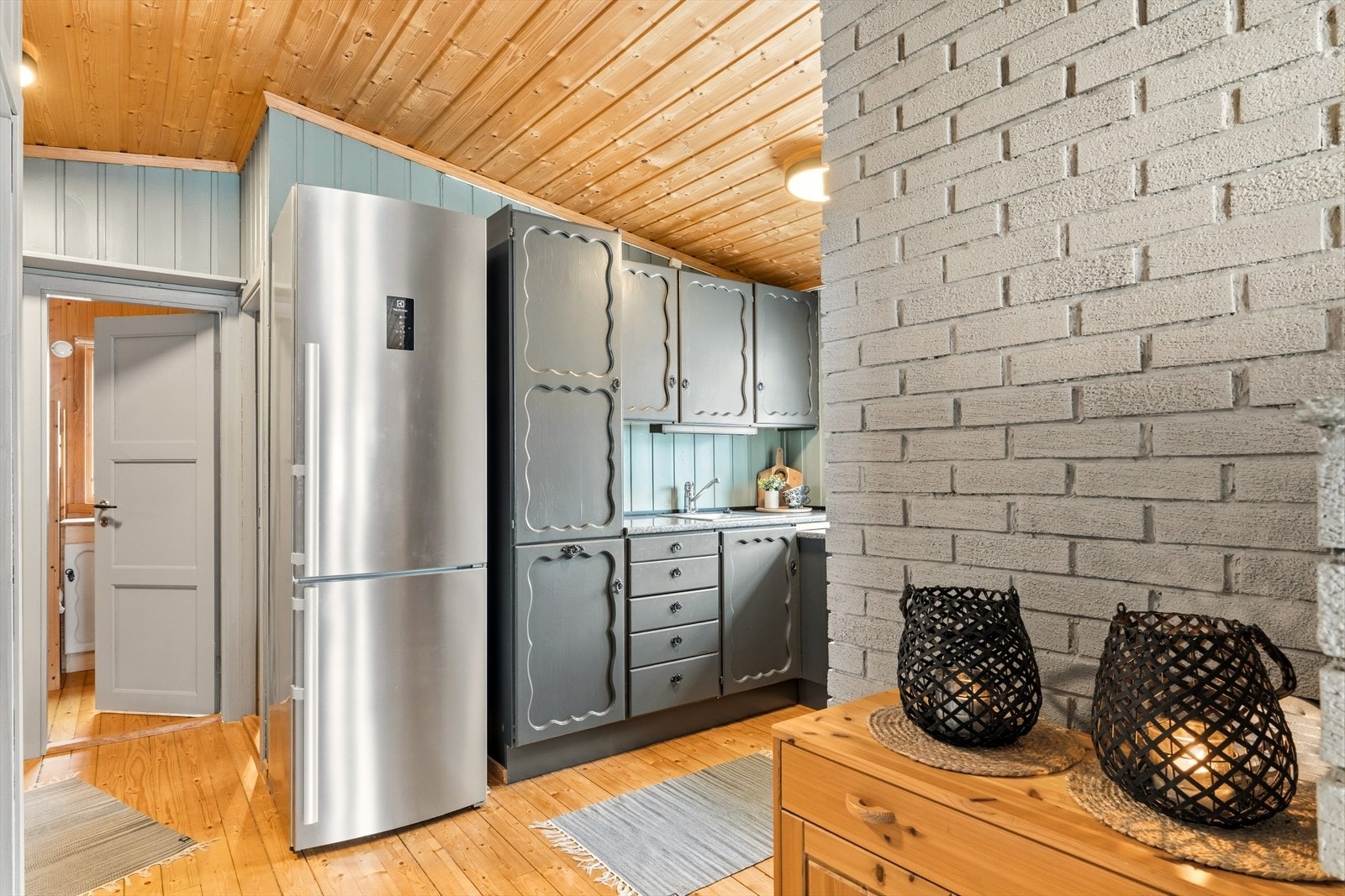 Hytta har innlagt strøm, vann og avløp til gråvannsanlegg. Galleribilde