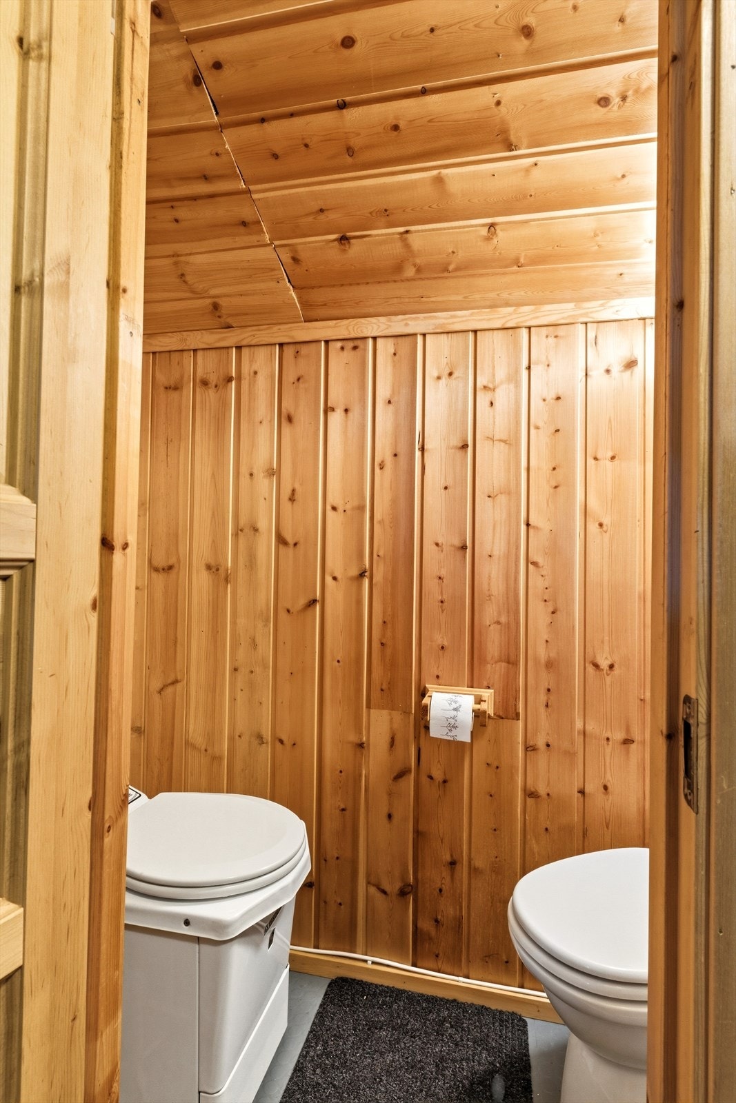 Toalettrommet er utstyrt med både forbrenningstoalett og urinal. Galleribilde