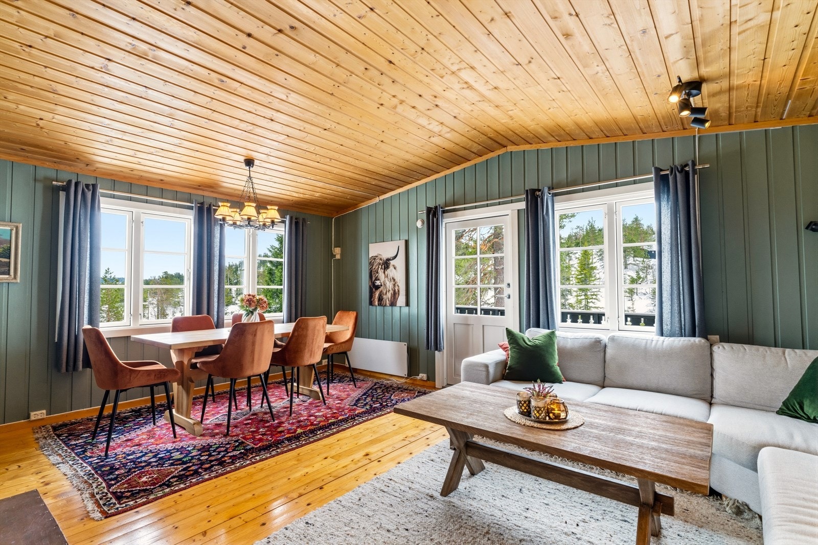 Rommet gir muligheten til å kombinere spiseområde og sofakrok på en naturlig måte. Herfra er det utgang til veranda gjennom balkongdøra. Galleribilde