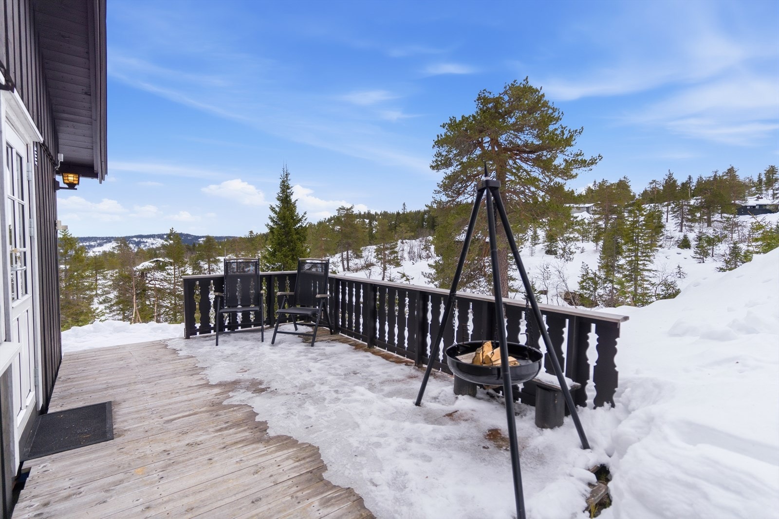 Verandaen har god plass til sittegrupper og legger til rette for hyggelige stunder med utsikt mot vakker natur. Galleribilde