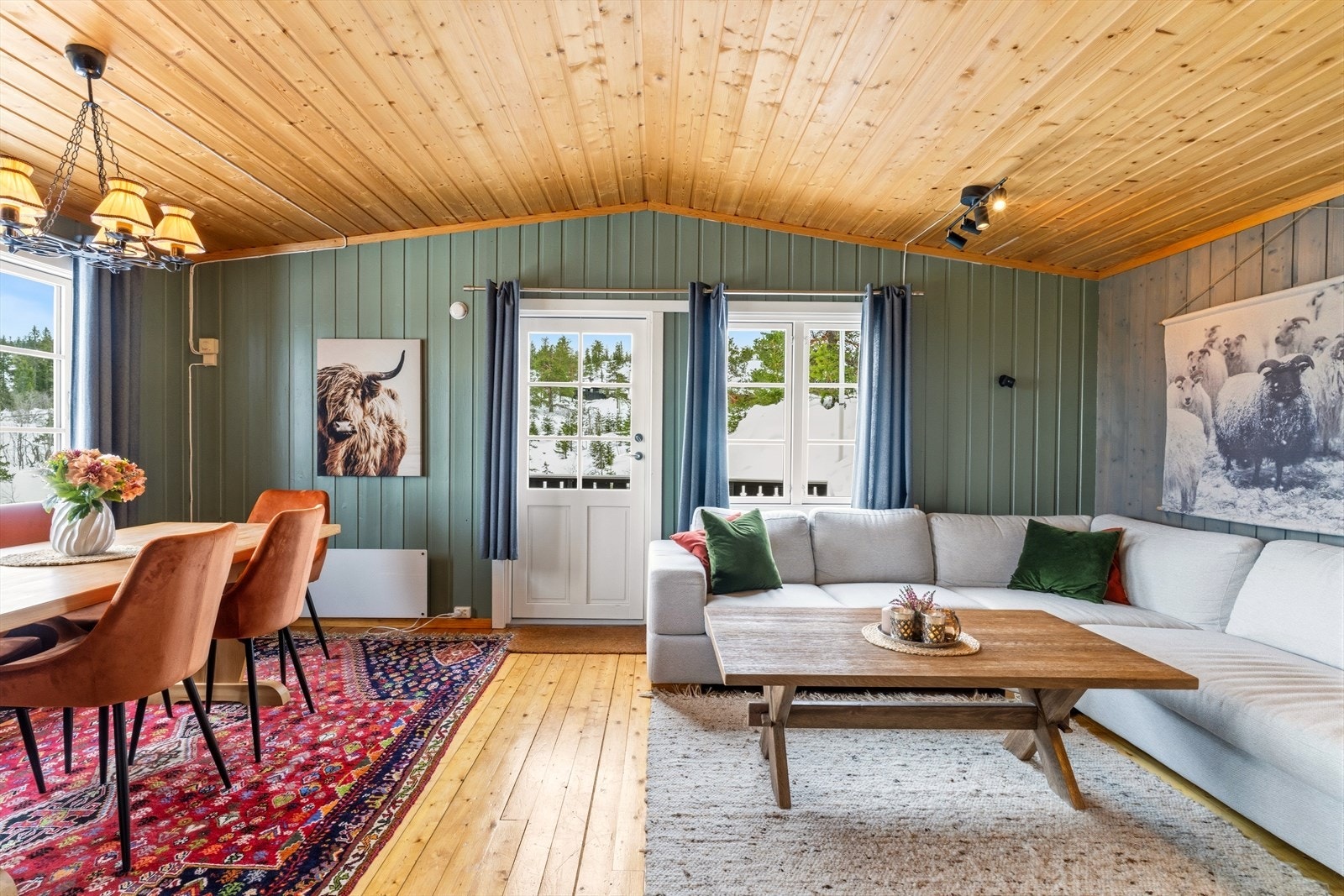 Innvendige overflater består av en kombinasjon av laminatgulv og klassiske furugulv. Veggene er kledd med trepanel og malte plater, og tak består av malte plater og trepanel. Galleribilde