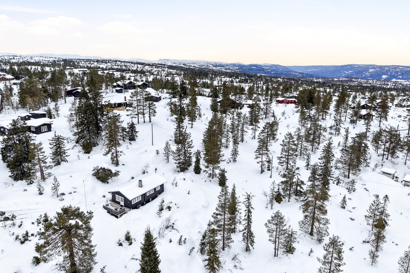 Hytta har en attraktiv og usjenert beliggenhet på Nipeto like ved Blestølen, omgitt av vakker og variert fjellnatur. Galleribilde