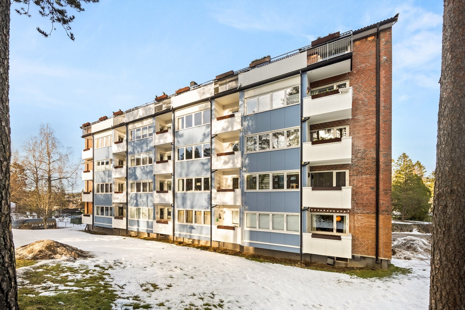 Fasaden sett fra balkongsiden.
Leiligheten disponerer to boder i felles kjeller for ekstra lagring. Galleribilde