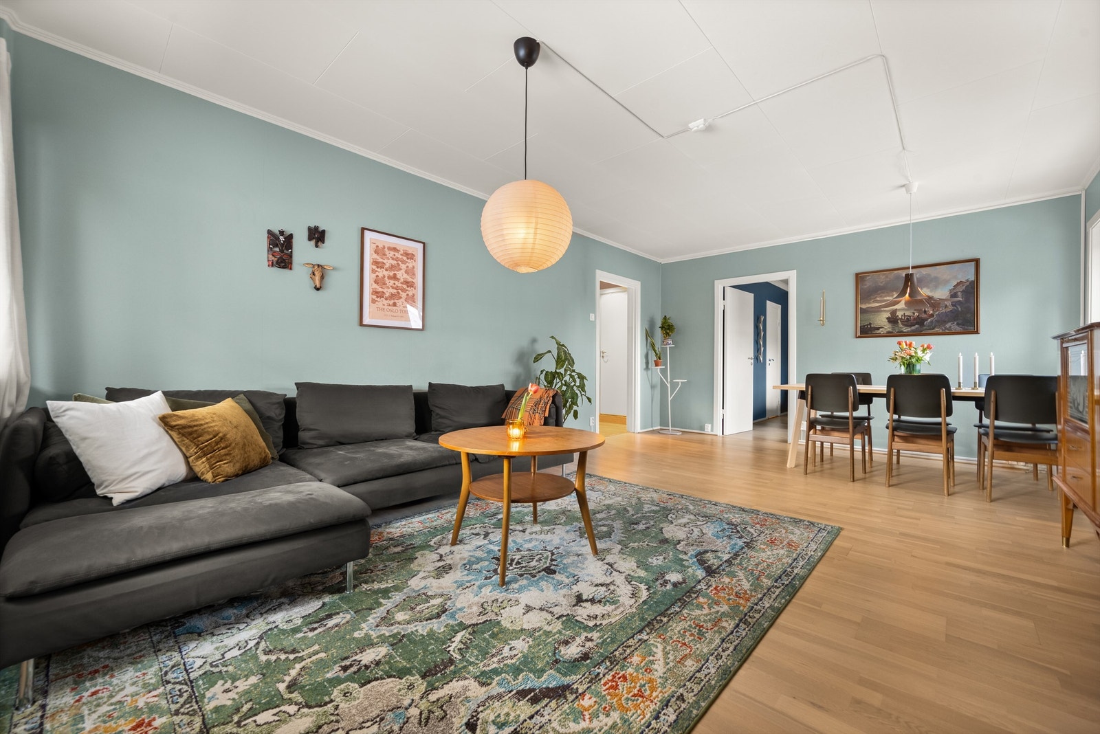 Stuen er romslig og har god plass til både sofagruppe og spisebord. Galleribilde
