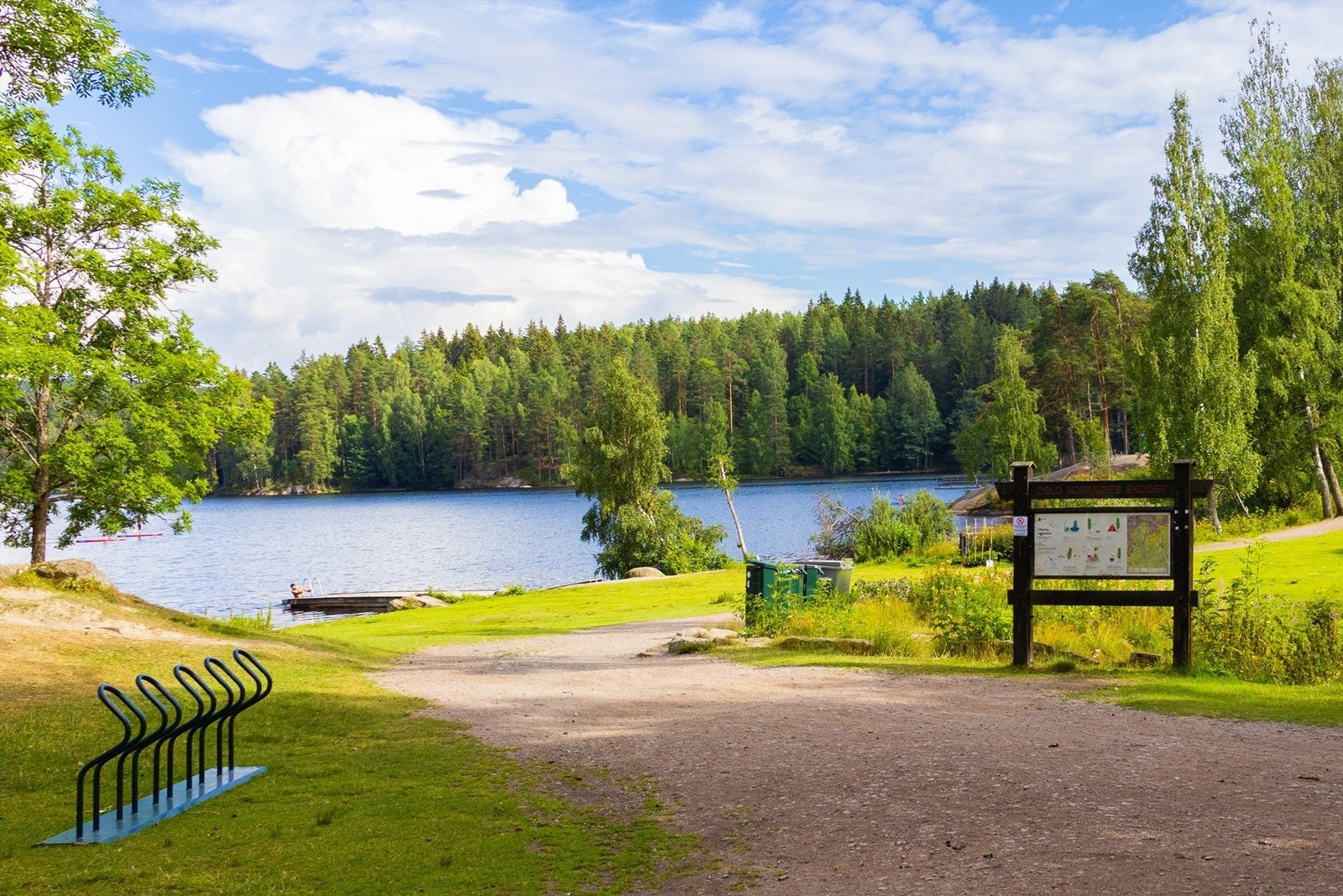 Nydelige Bråten, badeplassen ved Nøklevann - et yndet sted for store, små og firbente. Galleribilde