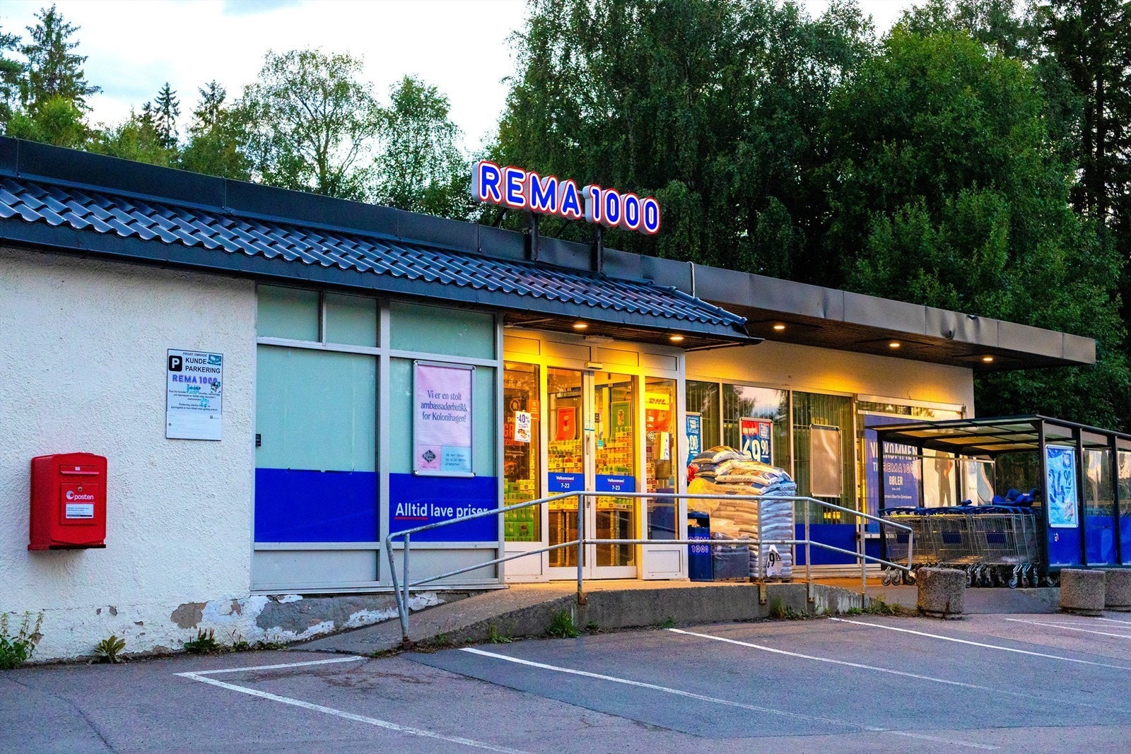 En av lokalbutikkene i umiddelbar nærhet av hjemmet ditt.
- Rema1000, noen hundre meter unna boligen din samt like ved kunsterboligene.
- Kiwi nedenfor Nøklevann Skole og
- Coop Mega på Bøler senter.
Alle disse matbutikkene er innen kort gangavstand. Galleribilde