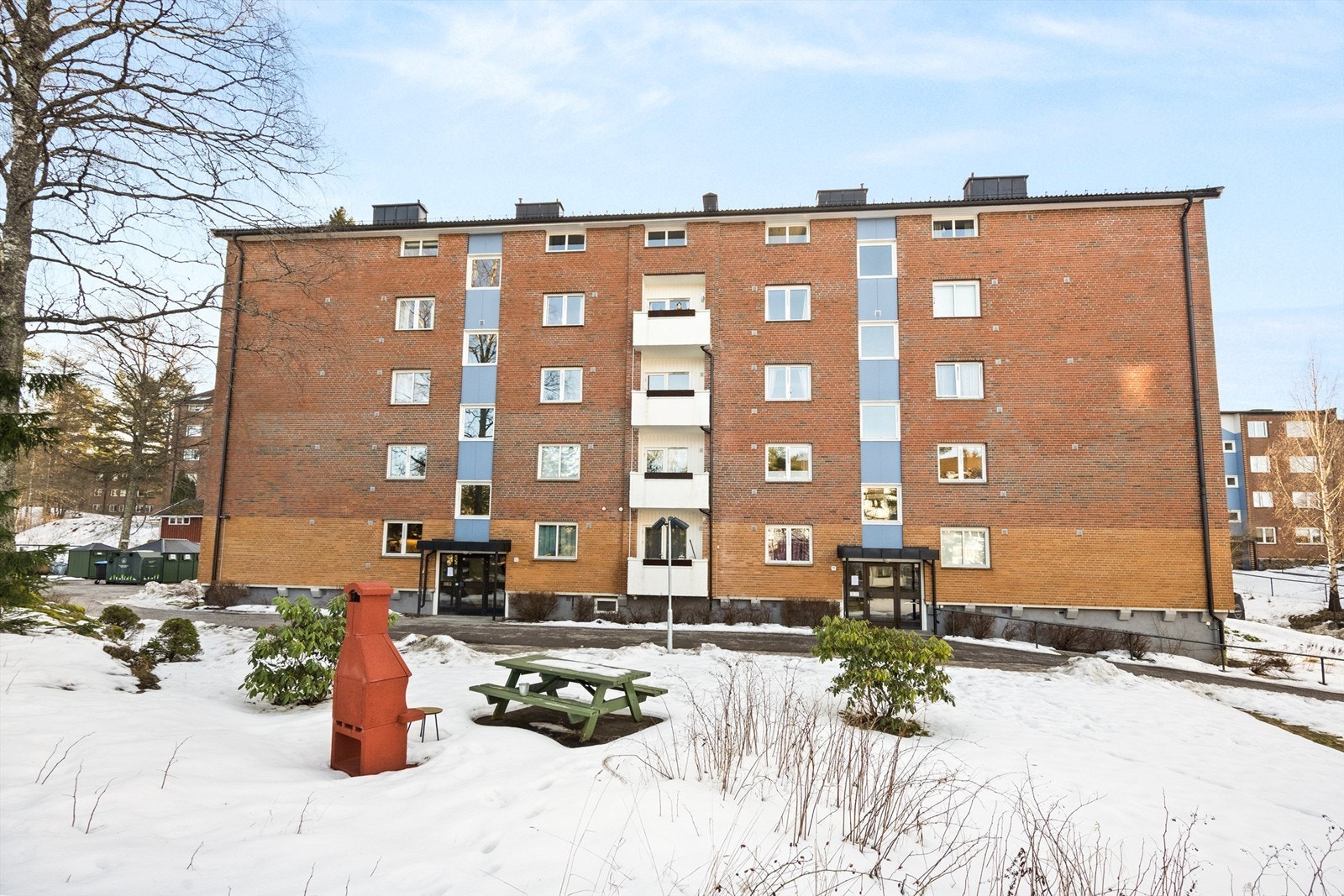 Fasaden sett fra inngangssiden.
Bygget har fasader i teglstein og ble oppført i 1959. Galleribilde