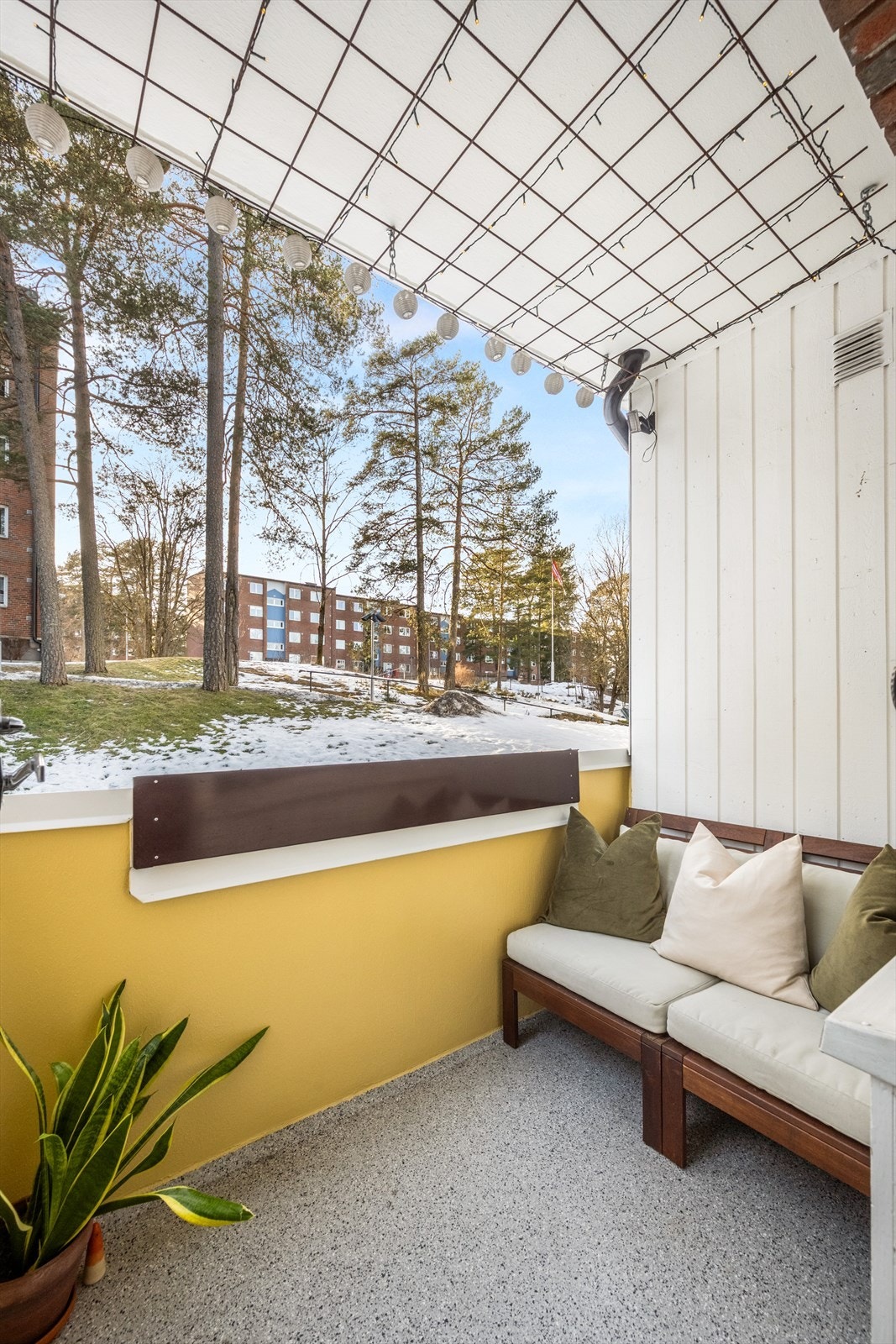 Balkongen har plass til en hyggelig sittegruppe. Galleribilde