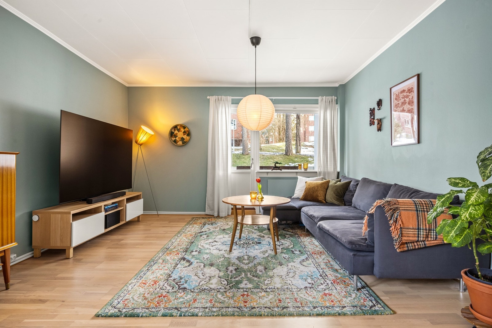 Leiligheten oppvarmes hovedsakelig via vannbåren varme tilknyttet radiatorer. Fyring og varmtvann er inkludert i felleskostnadene. Galleribilde