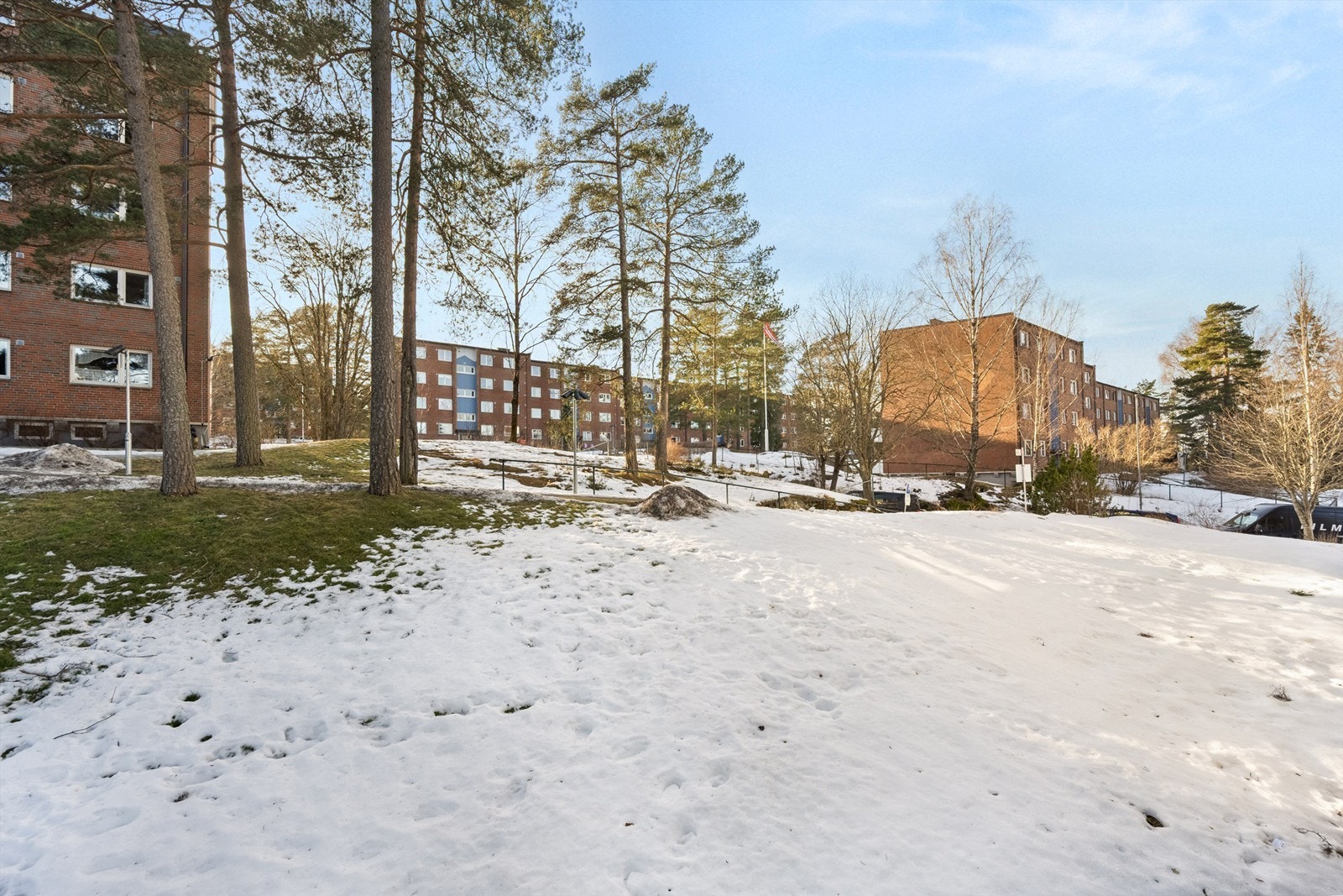 Fra balkongen har du denne nydelige utsikten mot store grøntarealer og mot skogholt. Inngangen til marka er kun et lite steinkas unna.
Foto: Martine Eren Jacobsen Galleribilde