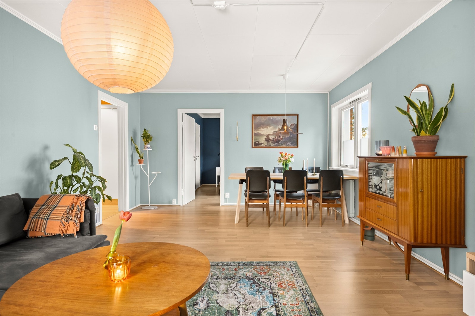 Her er det god romfølelse og fleksible møbleringsmuligheter. Galleribilde