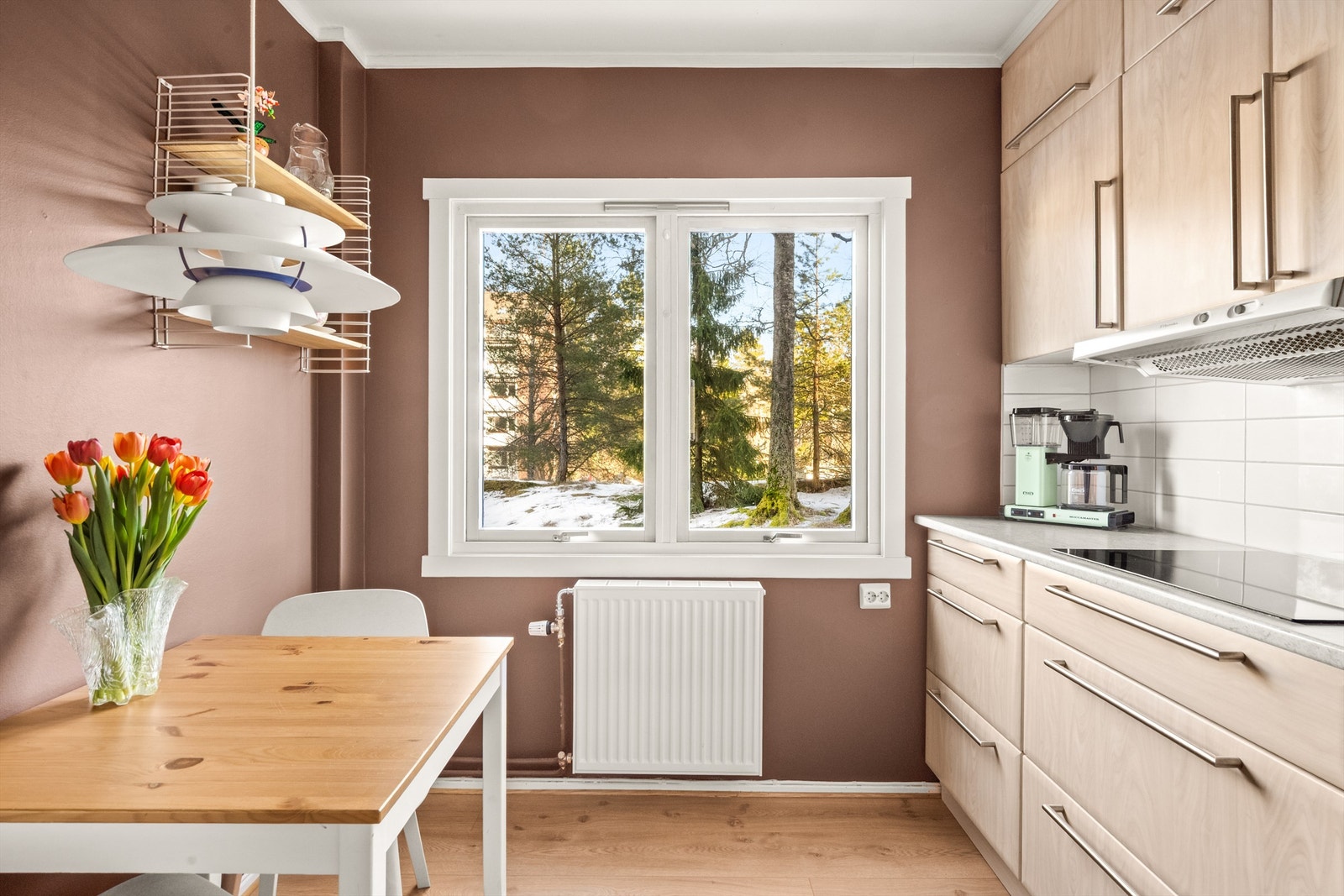 Stort separat kjøkken med en ventilator med kullfilter er integrert i overskapene.
Foto: Martine Eren Jacobsen Galleribilde