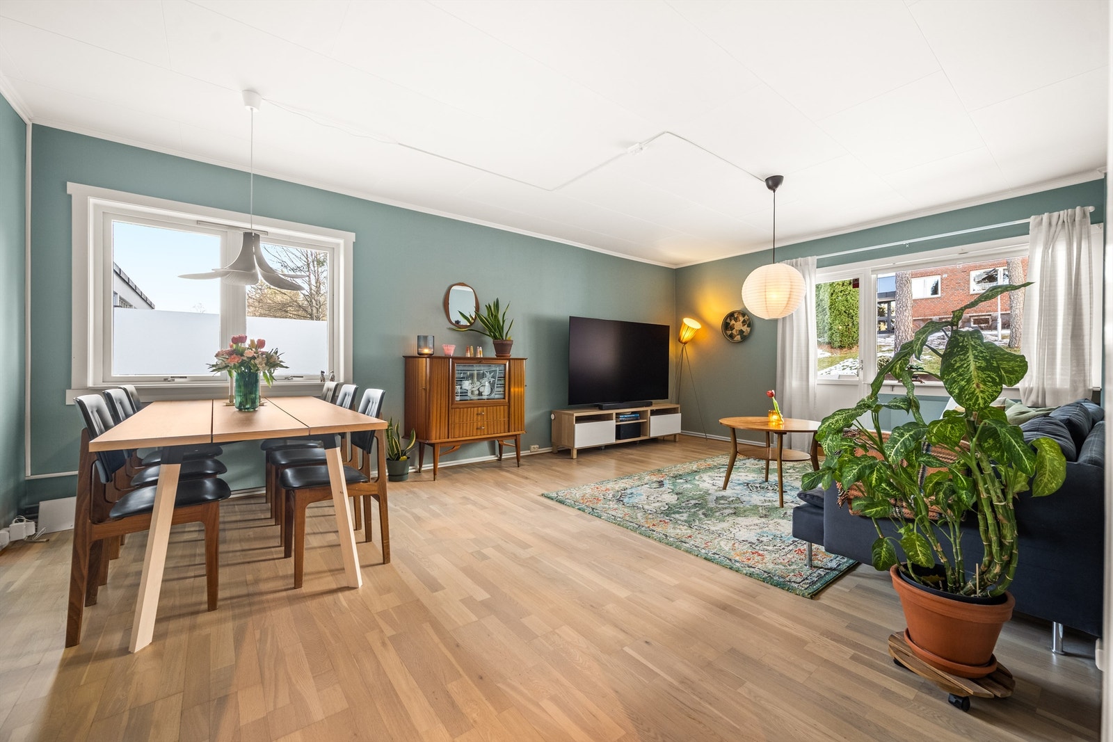 Velkommen til Utmarkveien 13! En lys 2-roms andelsleilighet i høy 1. etasje, med god planløsning og attraktiv beliggenhet på Bøler.
Foto: Martine Eren Jacobsen Galleribilde