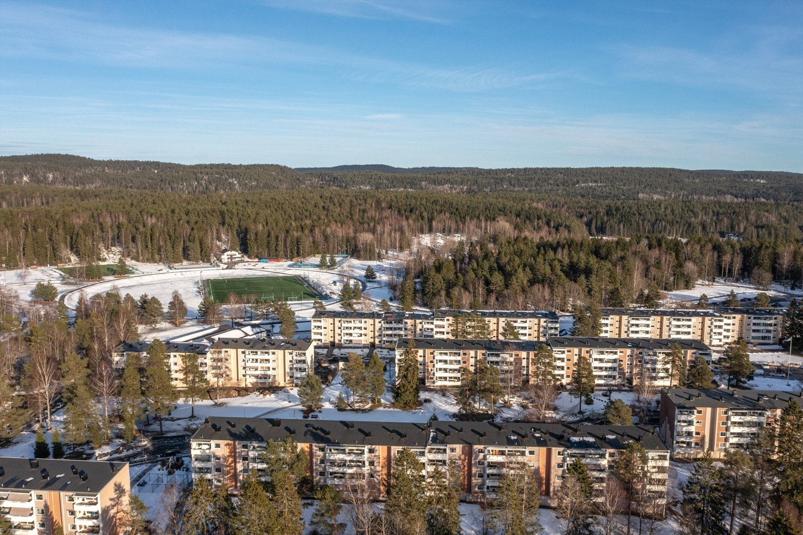 I nærheten finnes flere idrettsanlegg og ballplasser. EVO treningssenter ligger på Bøler Senter. Galleribilde