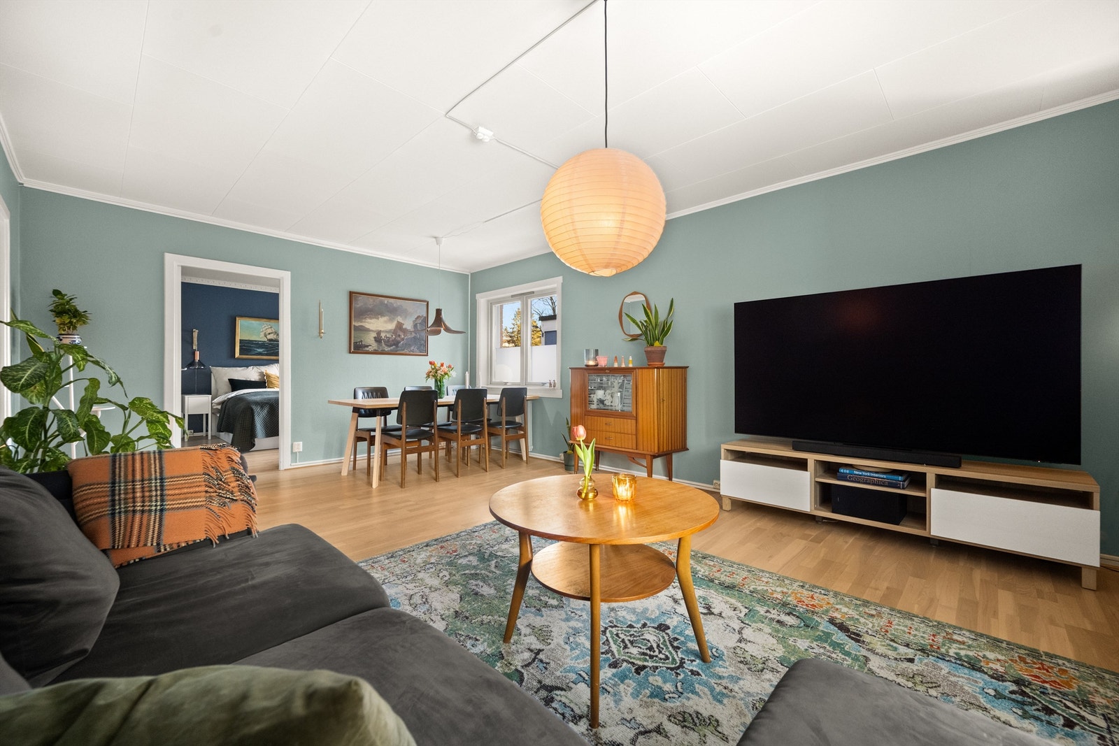 Det ekstra vinduet i gavlveggen, gjør at du kan sette opp to lettvegger og lage et lite soverom nr 2? Galleribilde