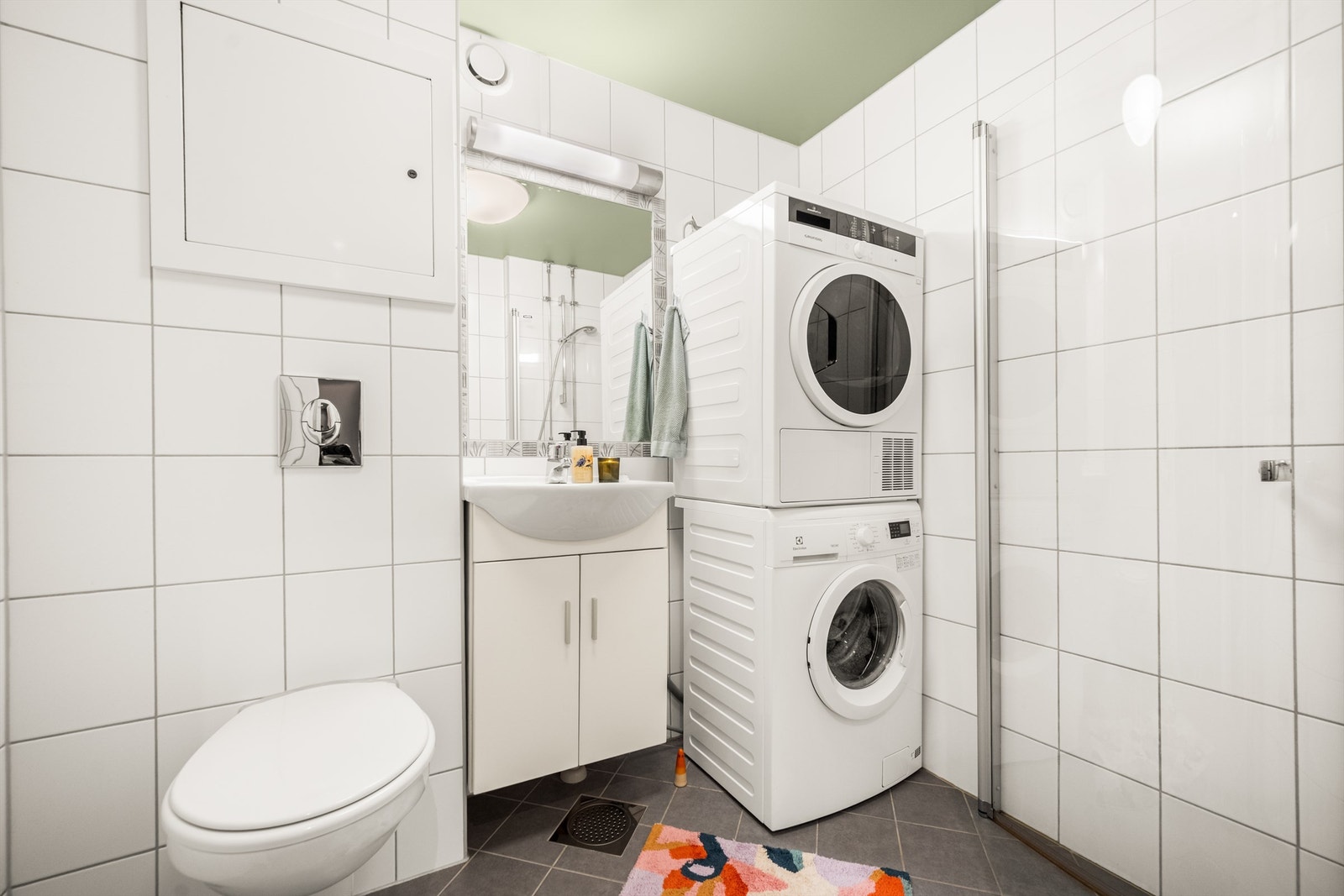 Badet ble renovert i 2014 og har flislagte overflater og gulvvarme. Galleribilde