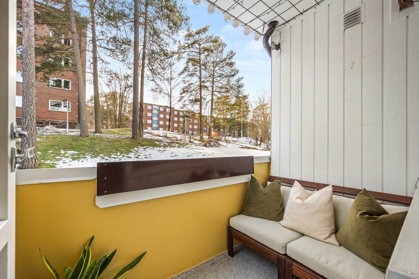 Fra stuen er det direkte utgang til en sydvestvendt balkong på 3 m² med gode solforhold.
Foto: Martine Eren Jacobsen Galleribilde