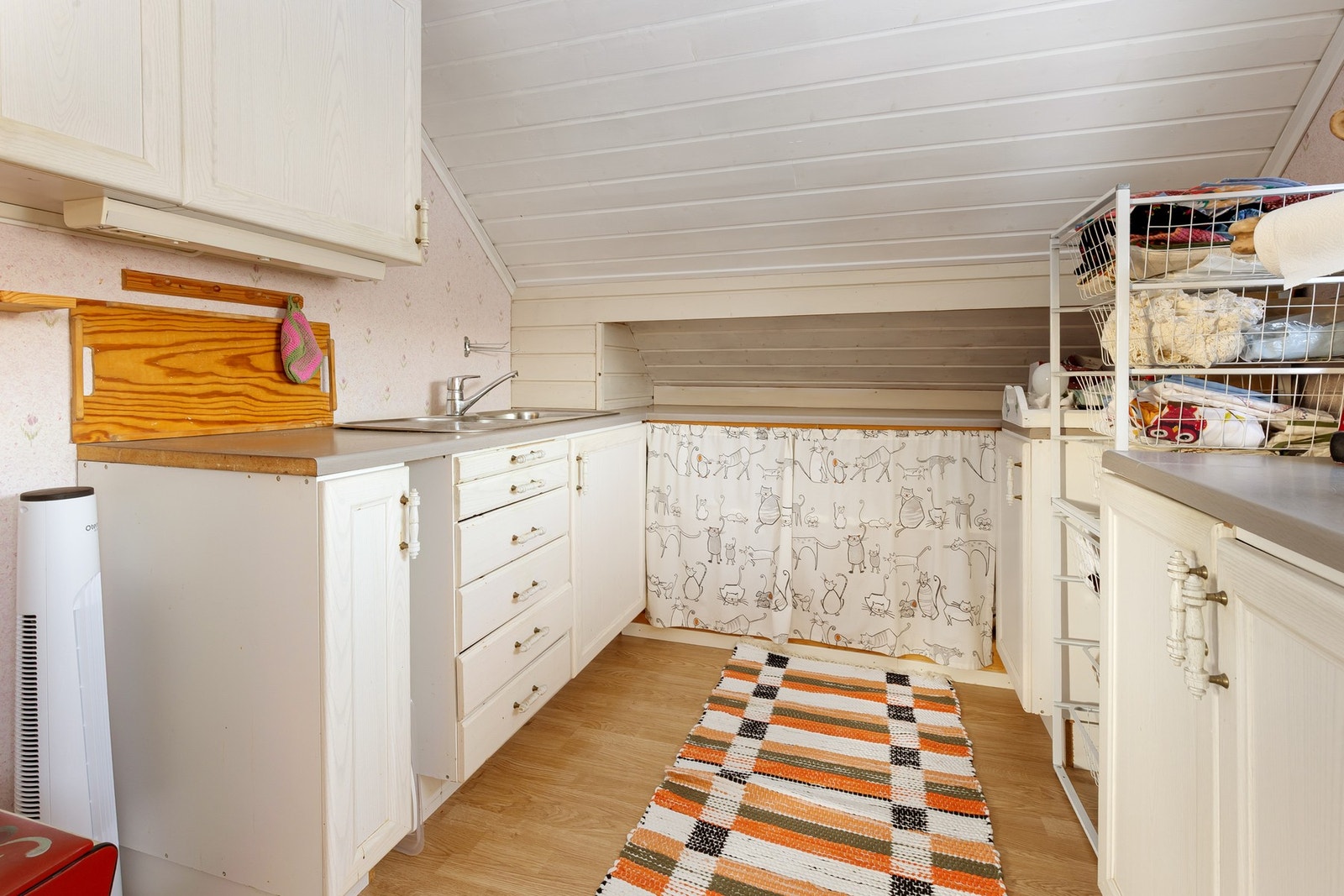 Kjøkkenet i 2. etasje har også innredning med profilerte fronter og normalt godt med skap- og benkeplass. Her er det dobbel stålvask med benkebeslag og en praktisk romløsning. Galleribilde