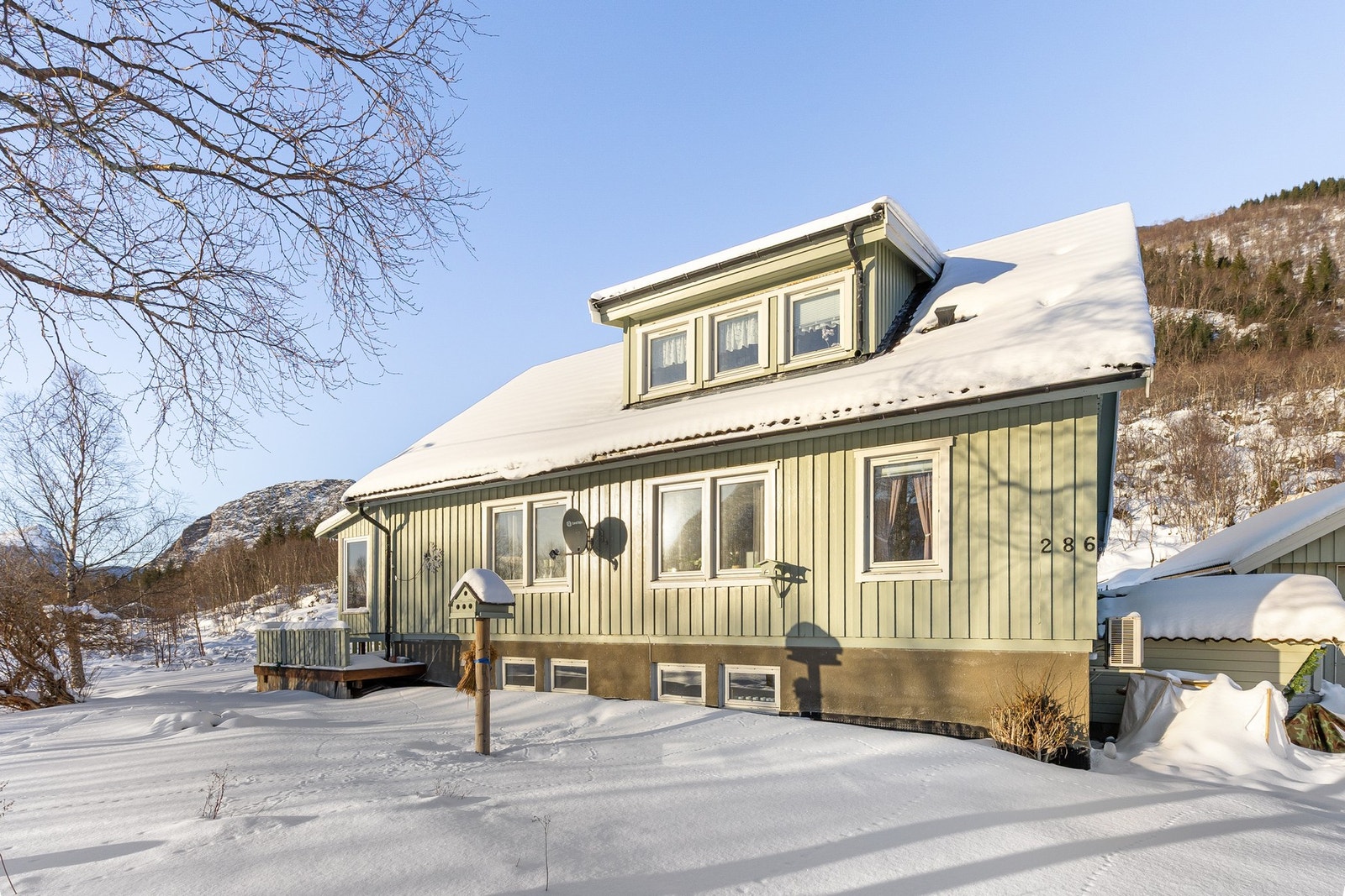 Trivelig enebolig med tradisjonelt uttrykk, omgitt av flott natur og gode utearealer. Galleribilde