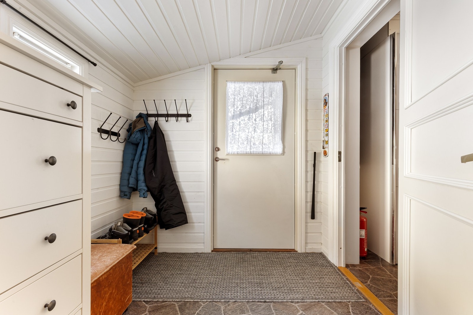 Det er en egen inngang til underetasjen. Galleribilde