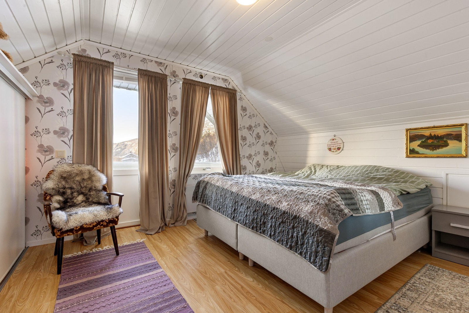 Lyst og trivelig soverom med god plass til dobbeltseng og garderobeløsning. Galleribilde