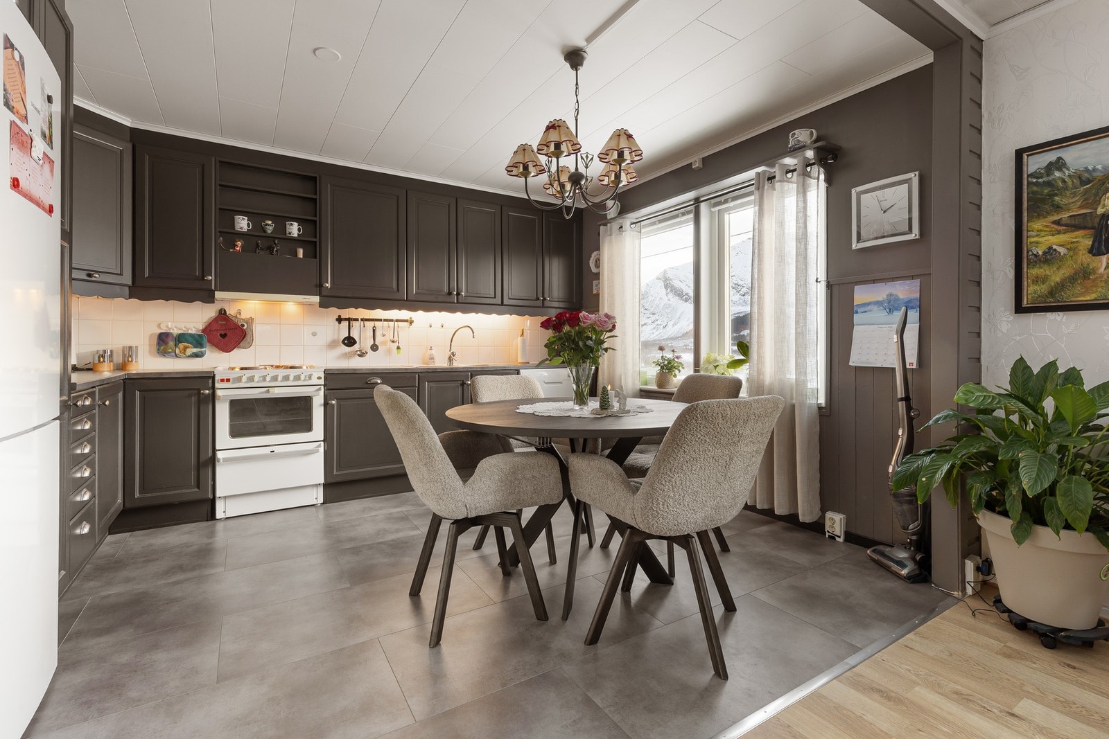 Kjøkkenet i hovedetasjen har innredning med profilerte fronter og fremstår godt utbygget med rikelig skap- og benkeplass. Galleribilde