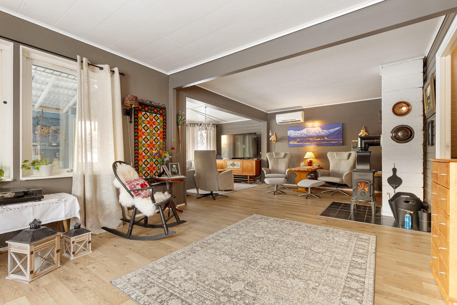 Planløsningen med flere oppholdsrom, soverom og boder gir gode bruksmuligheter og fleksibilitet for ulike behov. Galleribilde