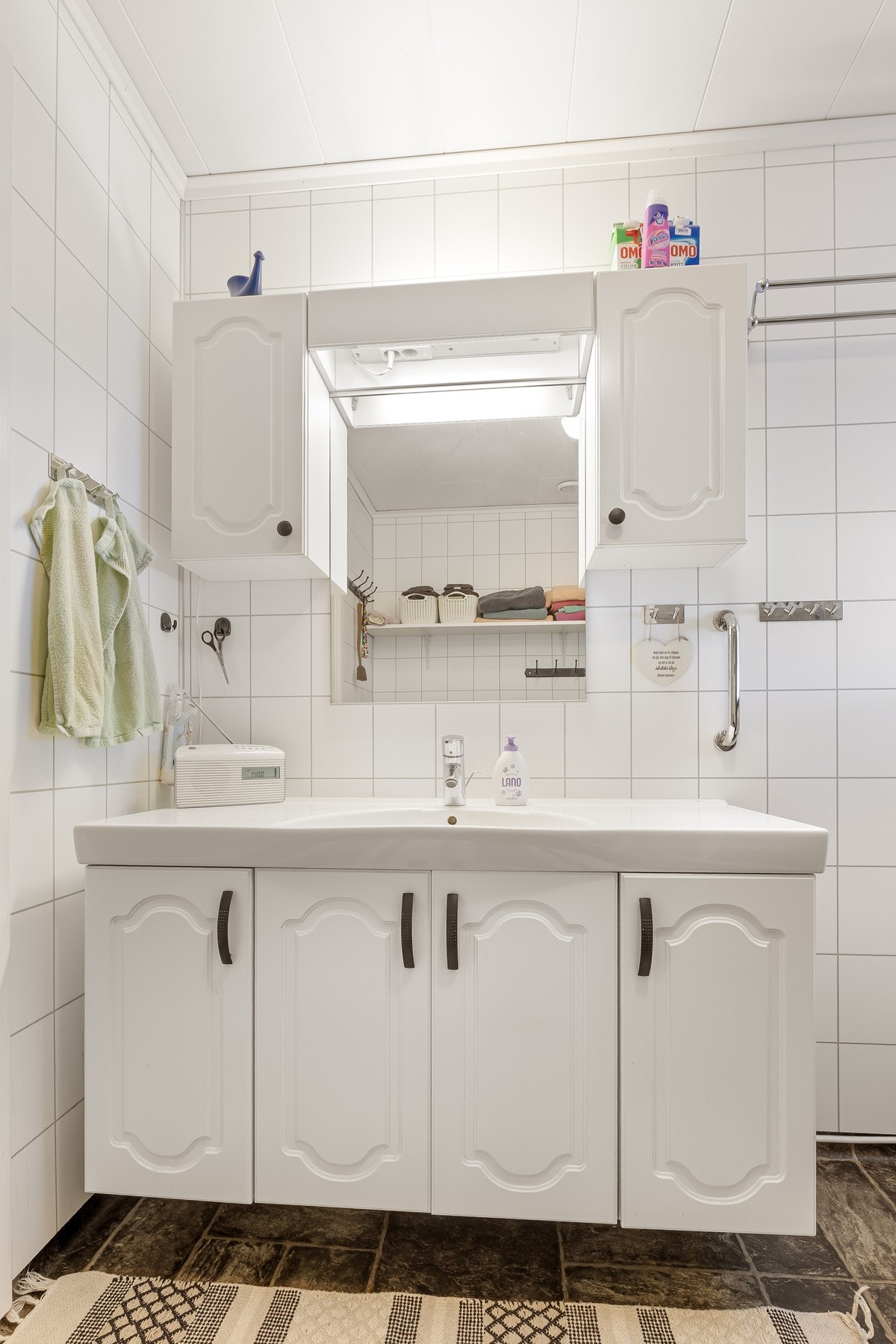 Praktisk baderomsinnredning med god oppbevaringsplass og speilskap. Galleribilde