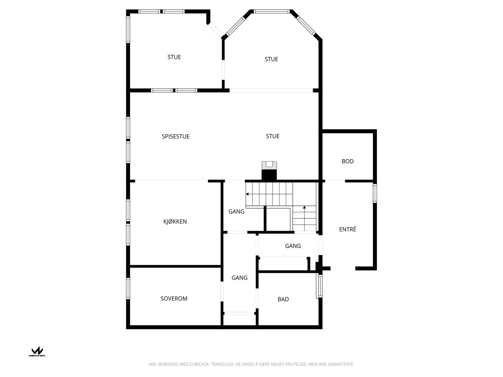 1. etasje består av entré, bod, hall m/trapp, bad, soverom, stue og kjøkken. Galleribilde
