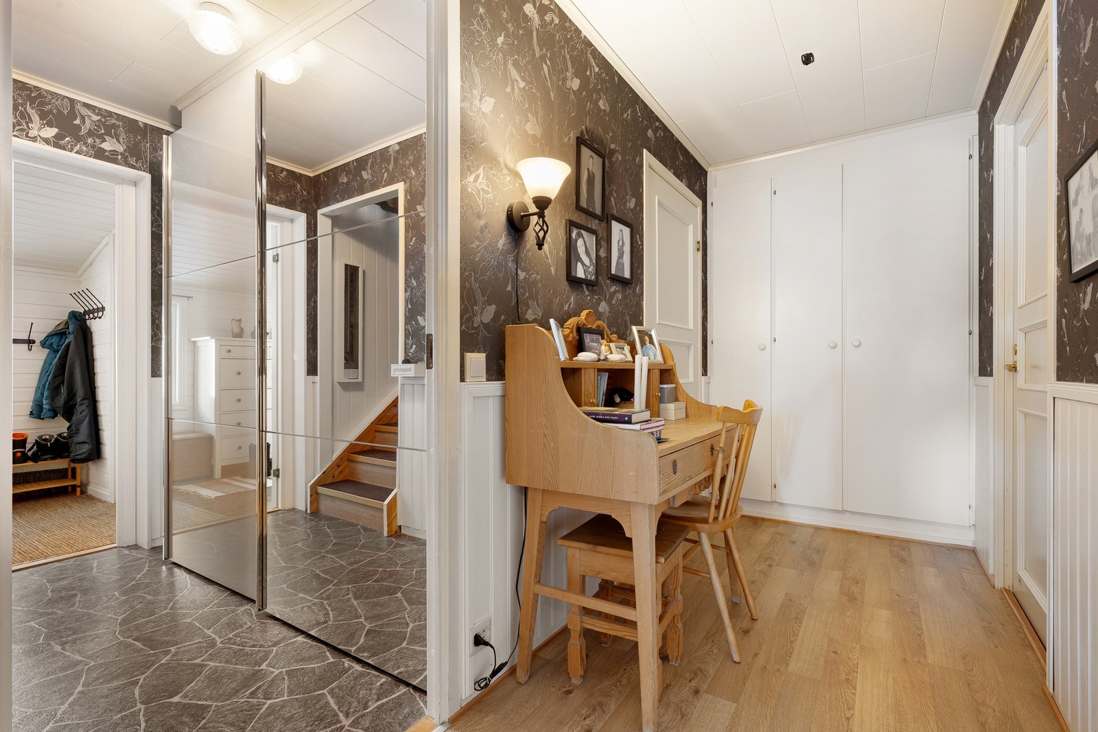 Boligen ønskes velkommen via en lys og praktisk entré med gode oppbevaringsmuligheter i garderobeskap. Galleribilde