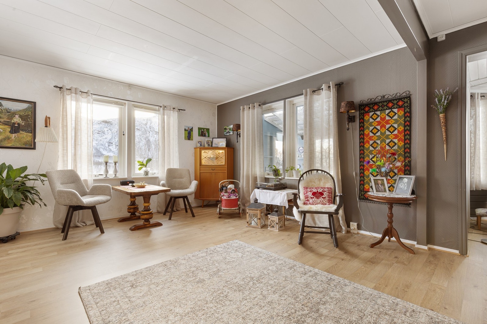 Fra stuen er det flott utsyn gjennom store vindusflater, som gir rommet en lys og åpen atmosfære. Galleribilde