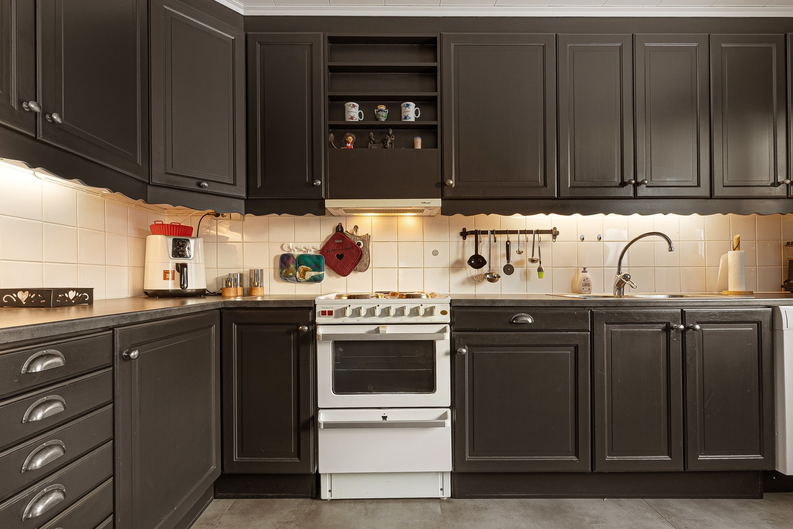 Løsningen gir gode arbeidsflater og legger til rette for en praktisk hverdag på kjøkkenet. Galleribilde