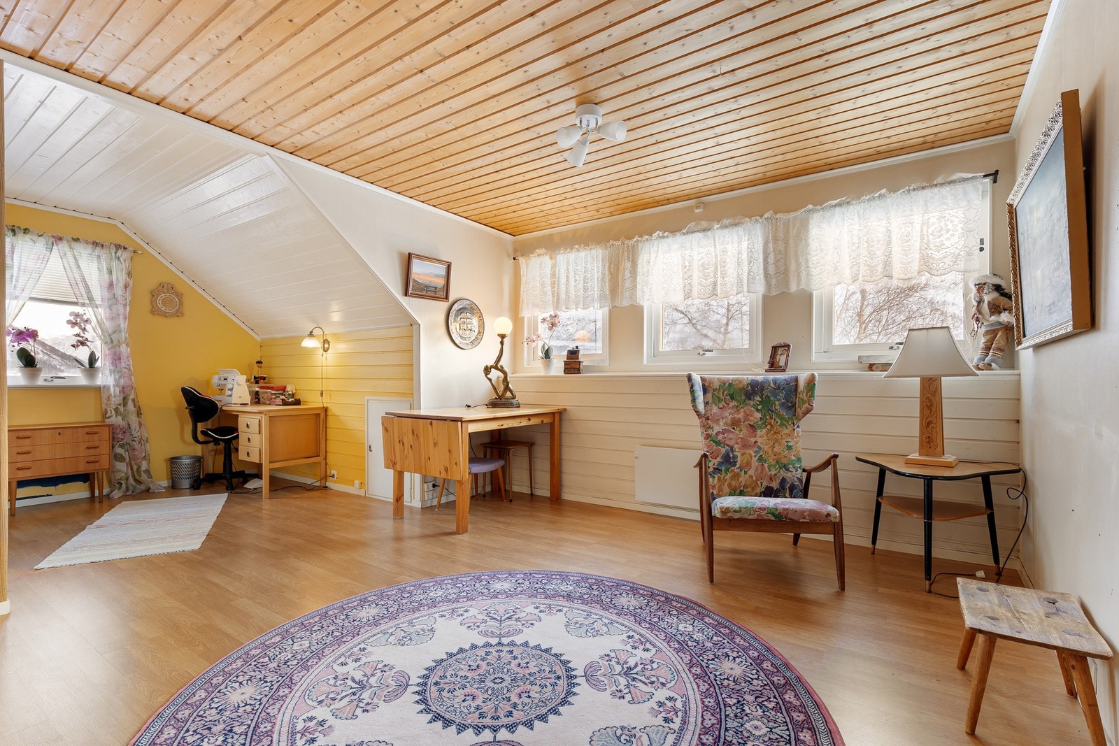 Hyggelig loftsstue som egner seg godt som ekstra oppholdsrom, tv-stue eller hobbyrom. Galleribilde